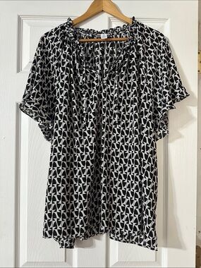 Black & White Geometric Short Sleeve Women's Top